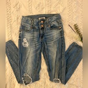 Mid-rise ripped women’s jean !